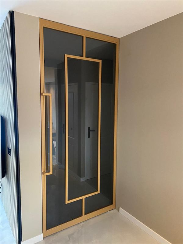 Taatsdeur met gouden poedercoating