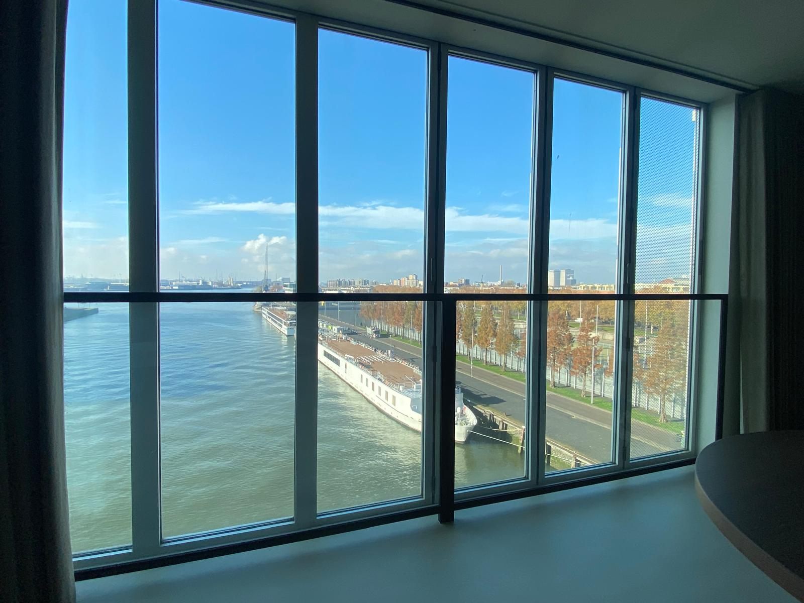 Stalen balustrade voor het raam met uitzicht over de Nieuwe Maas