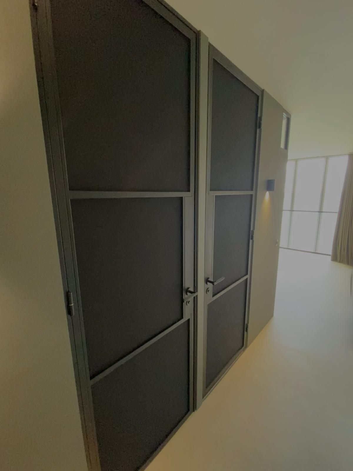 Stalen scharnierdeur bij de keuken