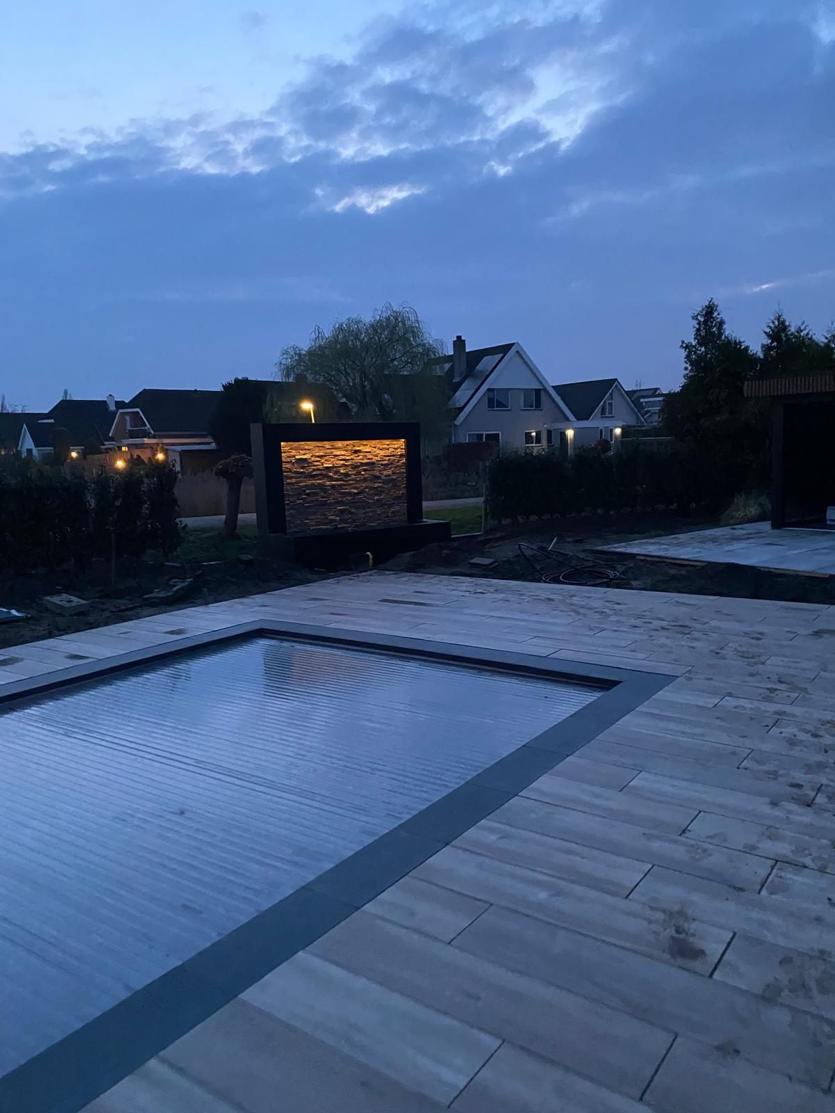 Voltooide stalen watervalwand, avondsfeer