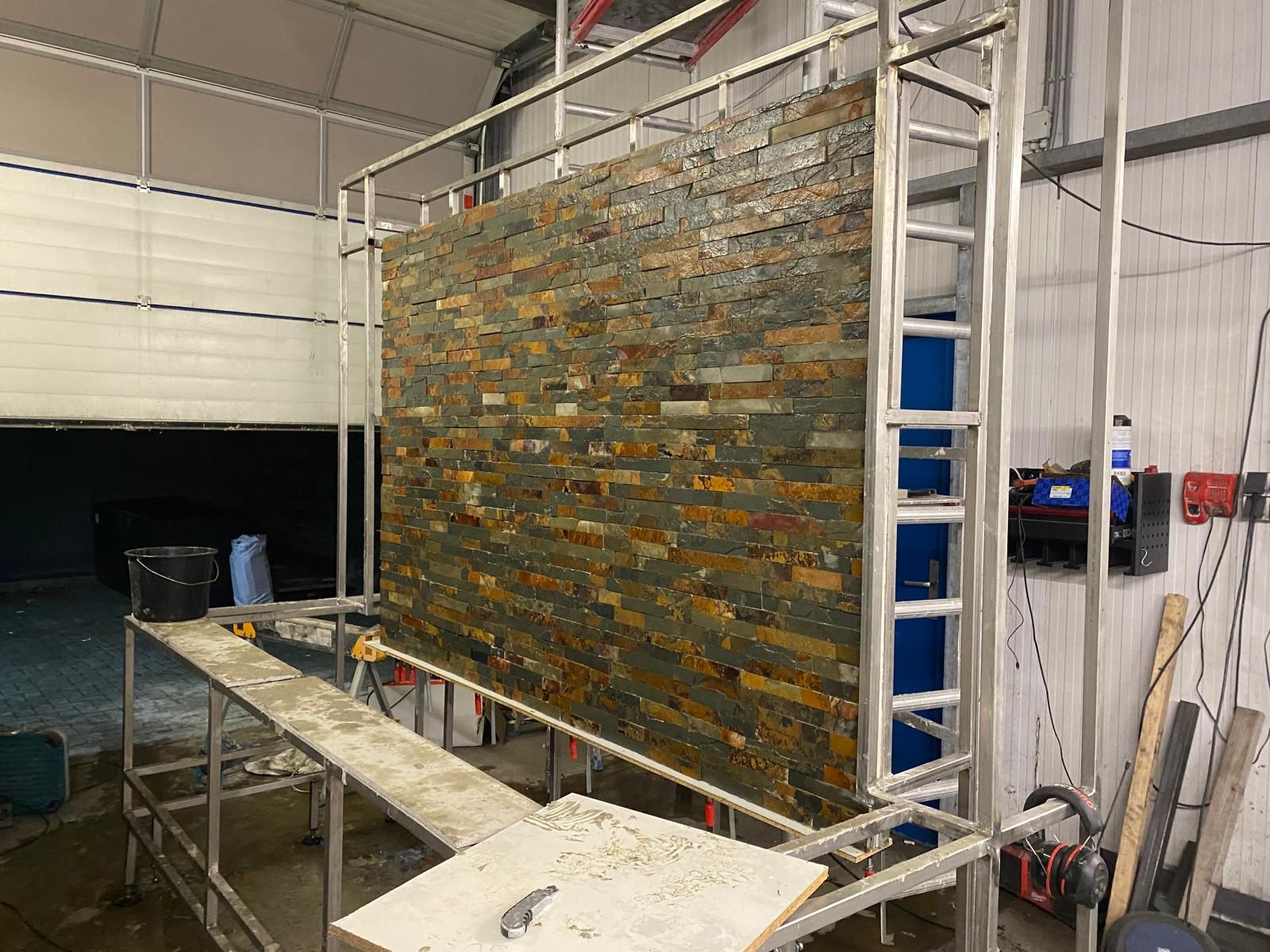 Stalen frame van de watervalwand in aanbouw, werkplaats