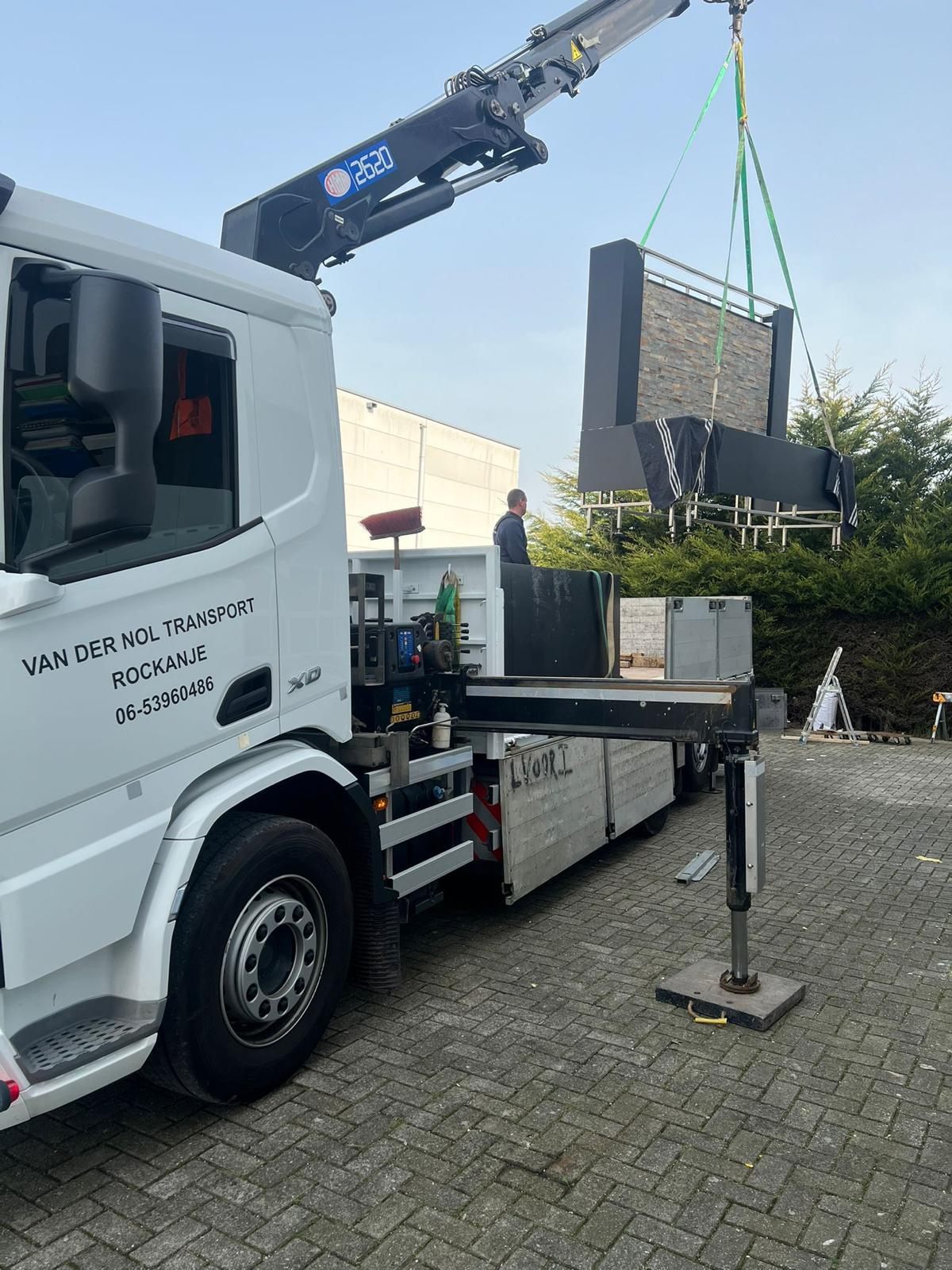 Transport en hijsen van de watervalwand met kraan